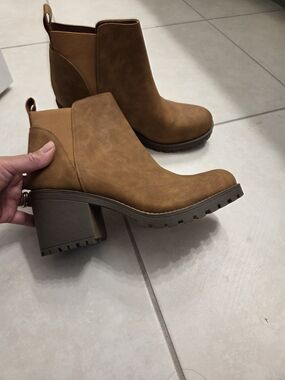 Women’s Tan Lug Heel Chelsea Booties